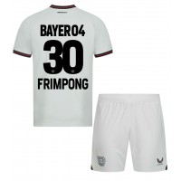 Bayer Leverkusen Jeremie Frimpong #30 Replika babykläder Bortaställ Barn 2023-24 Kortärmad (+ korta byxor)